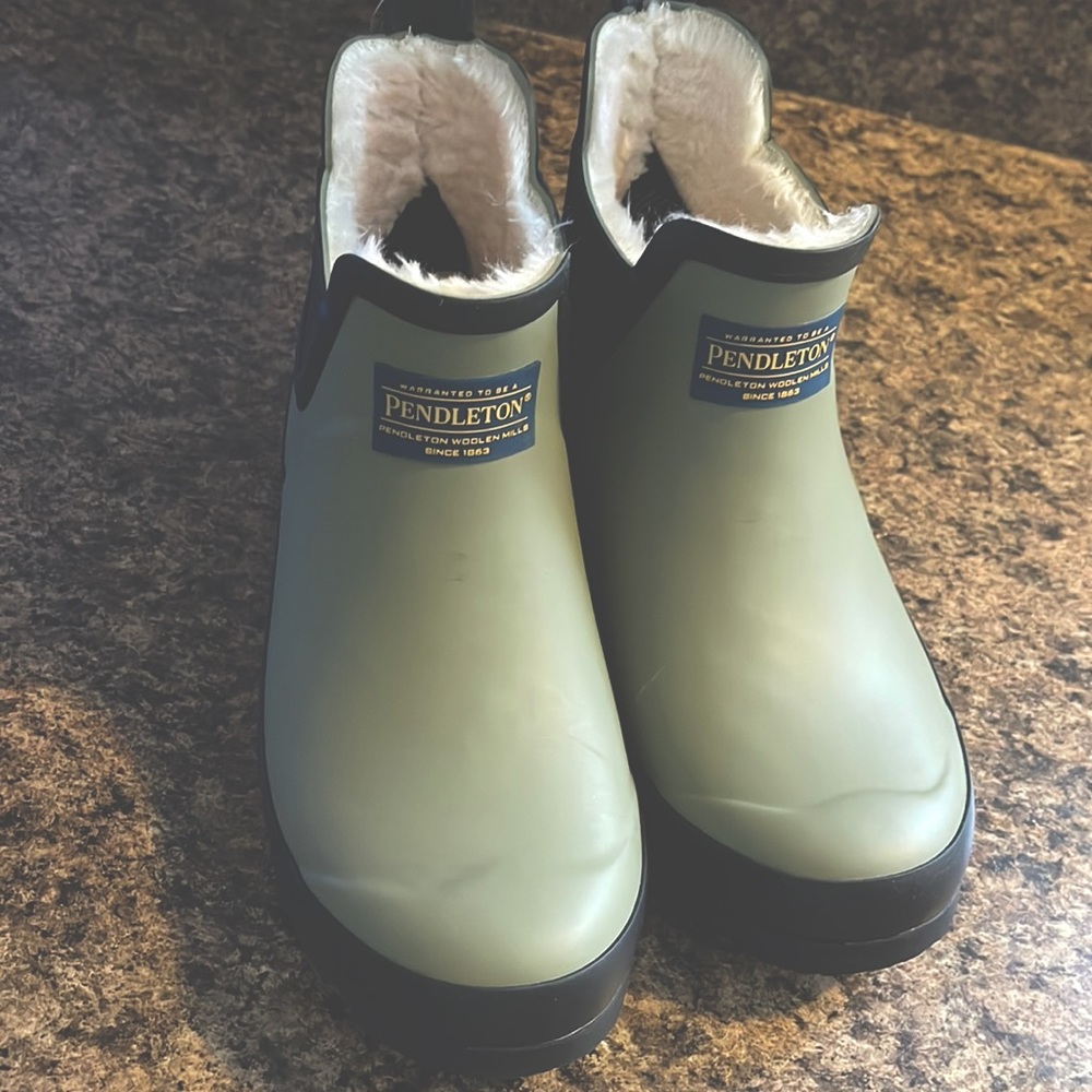 PENDLETON Olive Green & Black Chelsea Waterproof Slip On Rain Boots 7